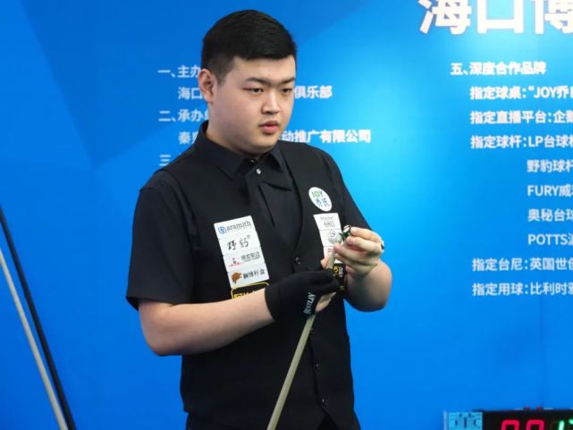 年轻球员敲
